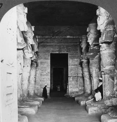 Interior del templo excavado en la roca de Abu Simbel, Egipto, 1905