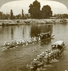 Lady Curzon viajando en la barcaza estatal del Maharajá, Cachemira, India, c1900s