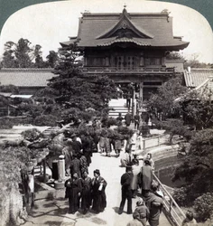 Puerta principal del Templo Kameido, Tokio, Japón, 1904