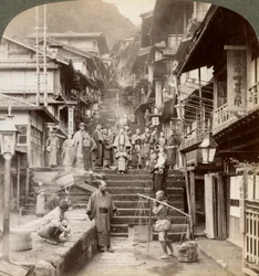 Calle principal en el empinado lado del Monte Haruna en un famoso pueblo de aguas termales, Ikao, Japón