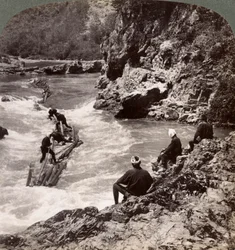 Hombres en una balsa de troncos, disparando los rápidos de Hozu en el río Katsura, Kioto, Japón, 1904