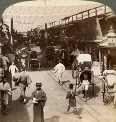 Tráfico de verano bajo los toldos de Shijo Bashidori, una concurrida avenida de Kioto, Japón, 1904