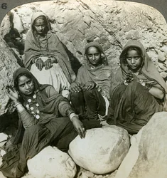 Niñas nativas Bhujji, Río Sutlej, Himalayas, India, c. 1900s