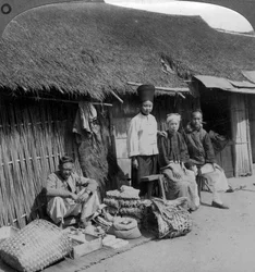 Tienda nativa y clientes, cerca de Mogok, norte de Birmania, c. 1900s
