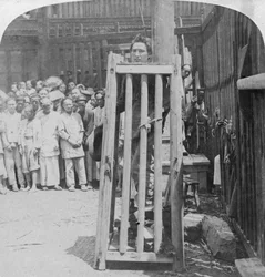 Uno de los terribles métodos de castigo de muerte en China, Shanghái, China, 1900