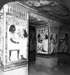 Cámara funeraria pintada excavada en la roca de los acantilados en Tebas, Egipto, 1905