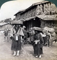 Peregrinos mendigos tocando pequeños gongs, cerca del Lago Kawaguchi, Japón