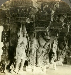 Pilares de un templo hindú, Madurai, India, c. 1900s