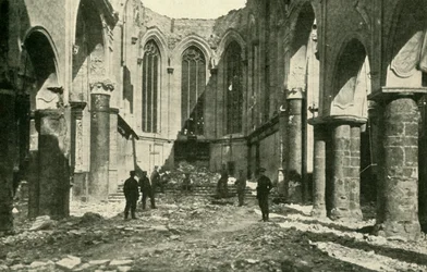 Iglesia en ruinas en Visé, Bélgica, 1914-1918, c1920
