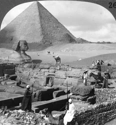 Ruinas del templo de granito, la Esfinge y la Gran Pirámide, Egipto, 1905