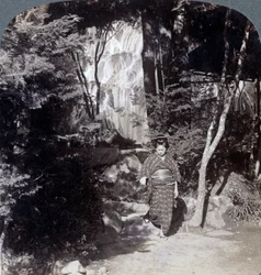 Aguas salpicantes de una cascada en Yumoto, Japón, 1904
