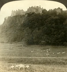 Castillo de Stirling, la sede de los reyes de antaño...Escocia, c1900