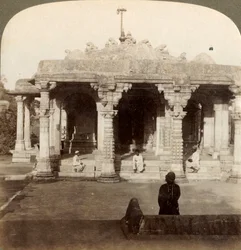 Magníficos templos de mármol en Dilwarra, en Abu, la montaña sagrada de los jainistas, India, 1903