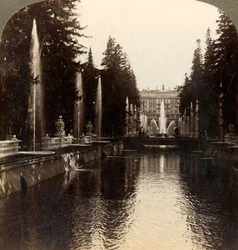 La avenida de las fuentes, Palacio Imperial de Peterhof, Rusia, 1897