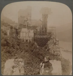 El Rheinstein, el más pintoresco de los castillos renanos - N. desde S. muro del bastión, Alemania, 1902