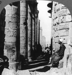 La famosa columnata en el gran Templo de Karnak, Tebas, Egipto, 1905