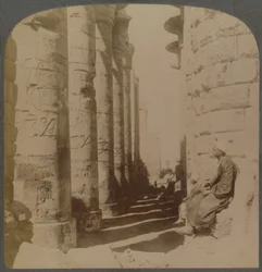 La famosa columnata del gran Salón Hipóstilo en el Templo de Karnak, Tebas, Egipto, 1897