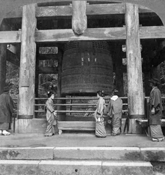 La gran campana del Templo Chion-in, Kioto, Japón, 1904