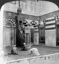 El nicho de oración y el púlpito en la mezquita-tumba de Kait Bey, El Cairo, Egipto, 1905
