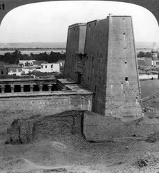 El pilón y el patio del templo de Horus en Edfu, Egipto, 1900
