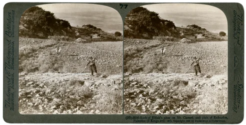 La roca del altar de Elías en el Monte Carmelo y la llanura de Esdraelón, Palestina