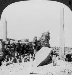 El obelisco más alto de Egipto, en el templo de Karnak, Tebas, Egipto, 1905