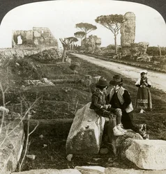 Tumbas y niños con vestimenta tradicional, Vía Apia, Roma, Italia