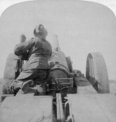Entrenando uno de los cañones de 4.7 pulgadas del HMS Monarch en los fuertes de Pretoria, Sudáfrica, 4 de junio de 1900
