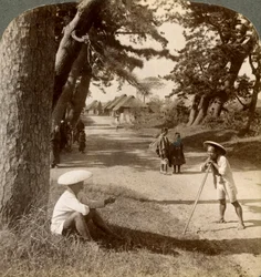 Viajeros descansando bajo los pinos en Suzukawa, antigua carretera de Tokio a Kioto, Japón, 1904