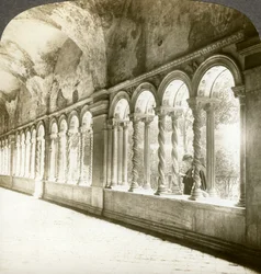 Columnas torcidas en el claustro, Basílica de San Pablo Extramuros, Roma, Italia