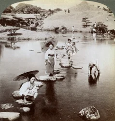 Mujeres cruzando el lago sobre piedras, Jardín Suizen-ji, Kumamoto, Japón, 1904