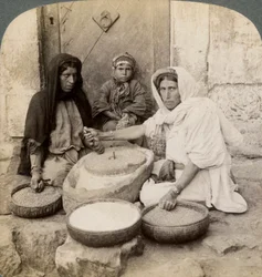 Mujeres moliendo en el molino, Palestina