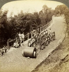 Mujeres trabajando en la carretera de Darjeeling, India
