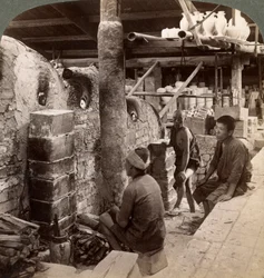 Trabajadores observando hornos llenos de porcelana Awata, obras de Kinkosan, Kioto, Japón, 1904