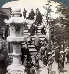 Fieles cruzando el puente semicircular hacia el Templo Kameido más allá, mirando al norte, Tokio, Japón