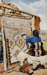Arizona. En el corazón del desierto de Arizona, se tejen mantas Navajo, cuya belleza y utilidad atraen a muchos clientes. 1920