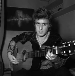 El cantante francés Christophe (Daniel Bevilacqua) pintando una lona en casa, 18 de noviembre de 1969