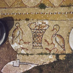 Líbano, parte de un mosaico bizantino entre las ruinas de Beit Meri