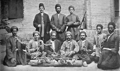 Prisioneros y carceleros en un patio de prisión, Nahavand, Persia, 1902