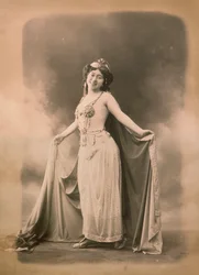 La actriz napolitana Sra. Caracciolo con traje oriental
