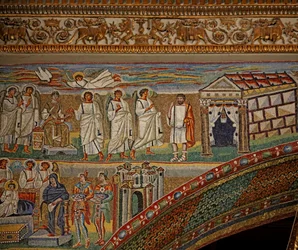 El arco del ábside izquierdo (Arco Triunfal) con la Natividad - José recibe una explicación