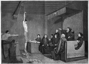 Un tribunal en el siglo XV - interrogatorio. La tortura consiste en la suspensión con pesos en los pies. Grabado según la pintura de Adolphe Steinheil (1850-1908) presentada en el Salón de 1875.