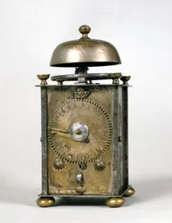 Un reloj monástico frondoso de principios del siglo XVI, utilizado en conventos, indicaba las horas de oración.