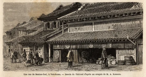 Una calle de Benten Tori, con animación de transeúntes y porteadores, un antiguo pueblo pesquero donde se honraba a la diosa del mar Benten, pero este pueblo fue anexado por el desarrollo urbano de Yokohama; un tori, no es una puerta sagrada que anuncia el
