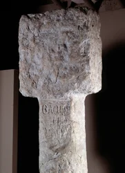 Arte africano: detalle de un pilar de posesión conocido como San Agustín, erigido por el explorador portugués Diogo Cão (o Diego Cam) en el sur de Angola. 1486. Lisboa, Museo Nacional de Arte Antiguo