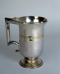 Jarra con asa recta en plata y oro. Siglo XVII París, artes decorativas
