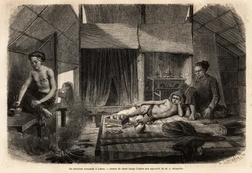 Un interior annamita en Lakon (Laos). Grabado para ilustrar el viaje de exploración en Indochina, por Francis Garnier, teniente de Vaissseau, en 1866-1868, publicado en “Le tour du monde” 1870-1871, editado por Edouard Charton, edición Hachette, París.