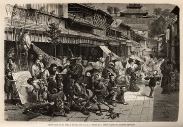 Apariencia de una calle en Edo (Tokio) el primer día del año, los habitantes travestidos pasean y los juegos infantiles son omnipresentes: cometas de papel, puntadas, trompos y aros, raquetas, cachorros y efigies hechas de papel maché, entre