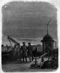 Astrónomos observando con sus telescopios astronómicos el planeta Mercurio en el cielo de París, 17 de febrero
