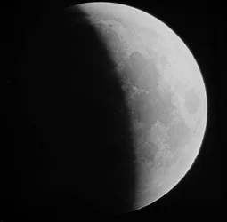 Diapositiva astronómica en placa de vidrio del eclipse lunar de Luna (1910)